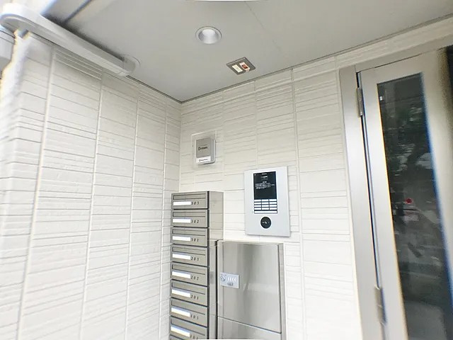 神戸市中央区山本通４丁目のアパートのエントランス