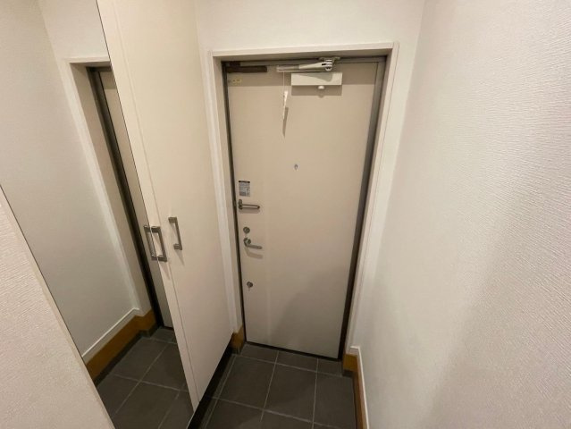 神戸市東灘区北青木４丁目のアパートの玄関