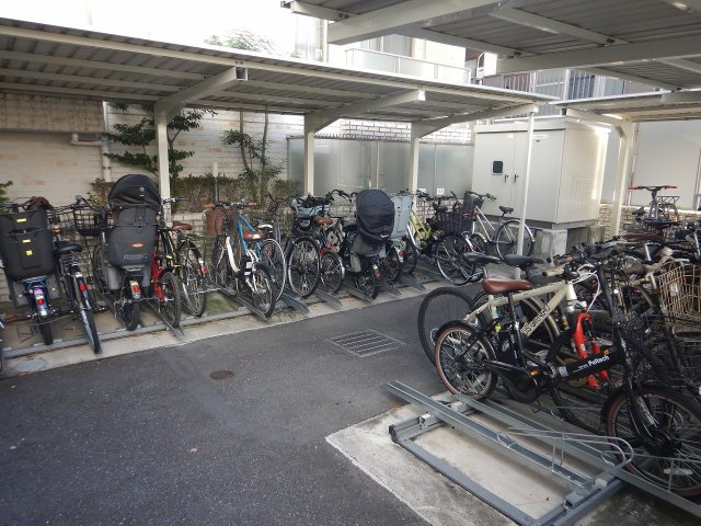 ロイヤルシーズン新宿柏木の駐輪場