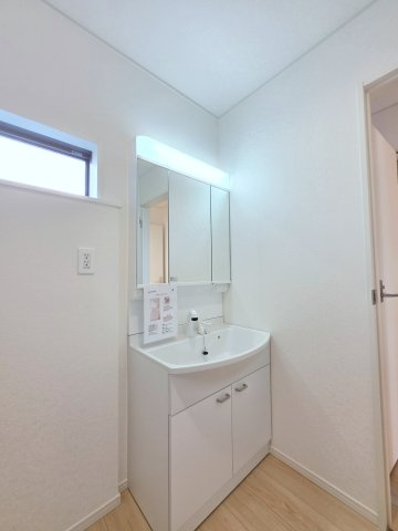 対厳山の独立洗面台|清潔感あふれるシャワー付洗面台と洗面室。余裕のスペース。窓もあり明るく通気も良いです