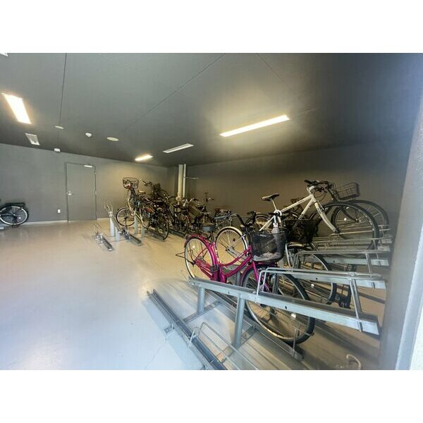 M-RESIDENCE新大阪Gardenの駐車場
