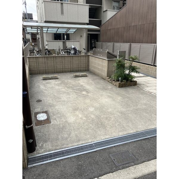 ラ メゾンヴェール上本町 住居の駐車場