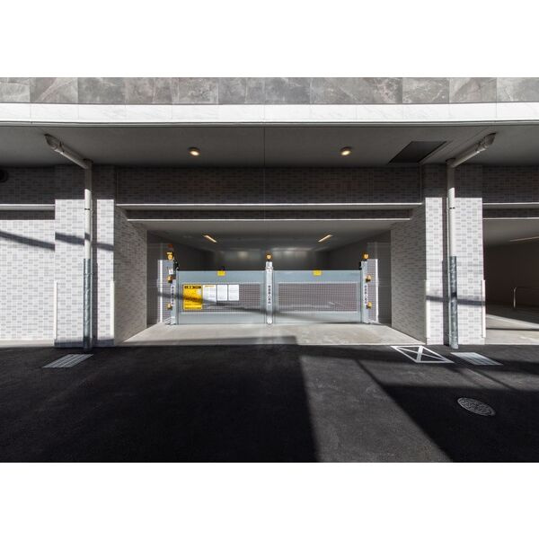 スプランディッド上本町WESTの駐車場