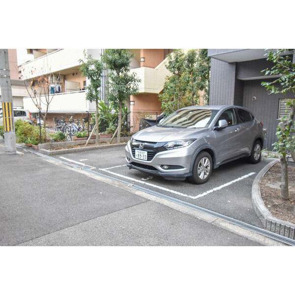 Gramercy Juso-higashi 3rdの駐車場