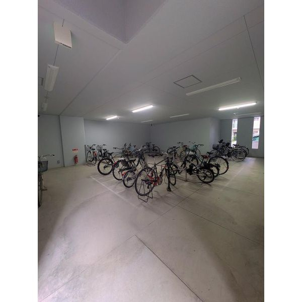 セオリー天神橋アベニールの駐車場