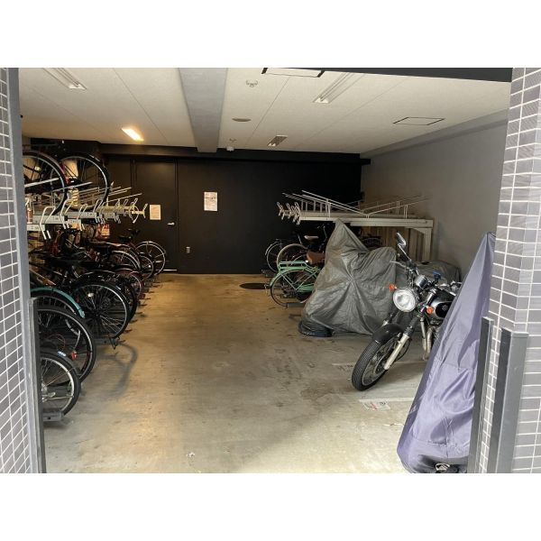 プレサンス松屋町駅前の駐車場