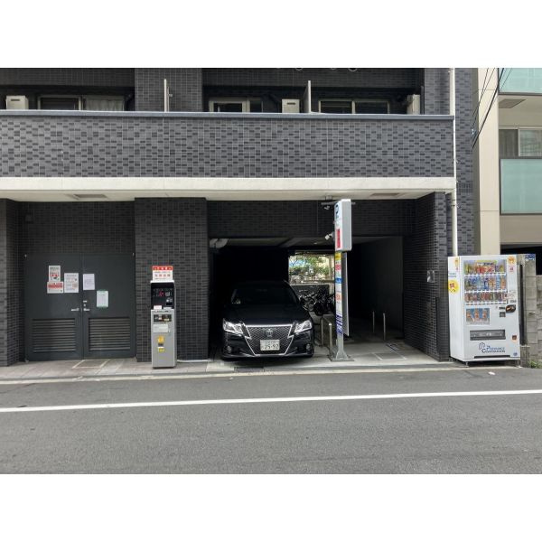 プレサンス松屋町駅前の駐車場