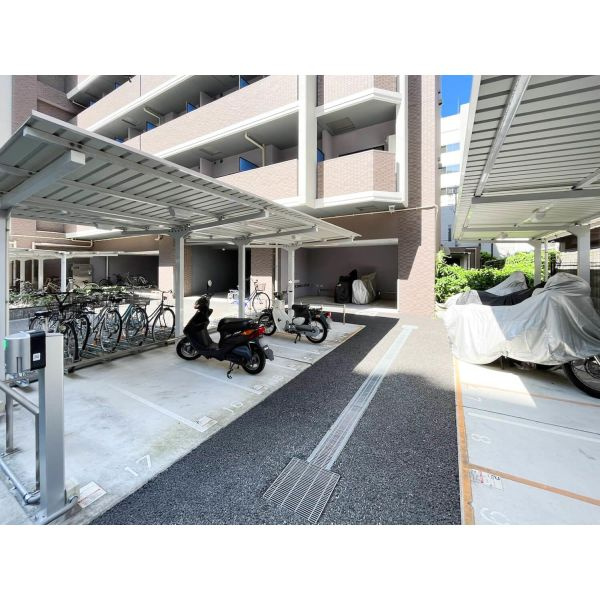 S-RESIDENCE新大阪WESTの駐車場