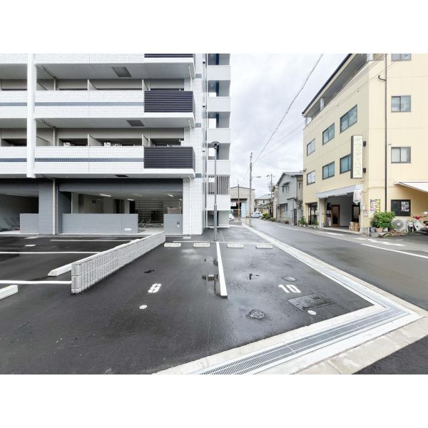 Alivis福島海老江(旧:フォーリアライズ福島ルノン)の駐車場