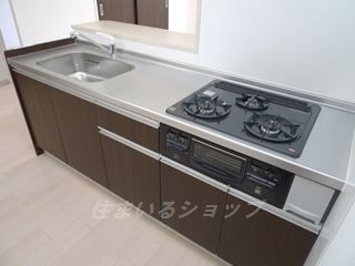 ＪＲＢハイツ高陽のキッチン|３口ガスコンロ・グリル付き