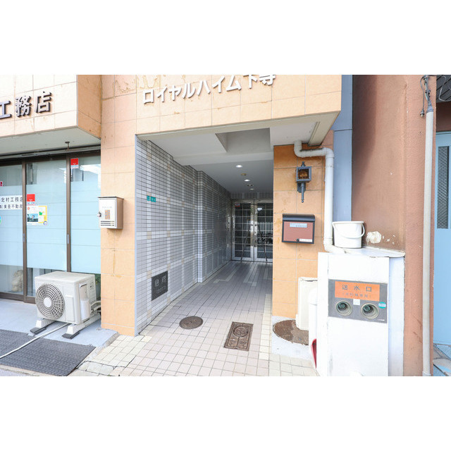 ロイヤルハイム下寺のエントランス