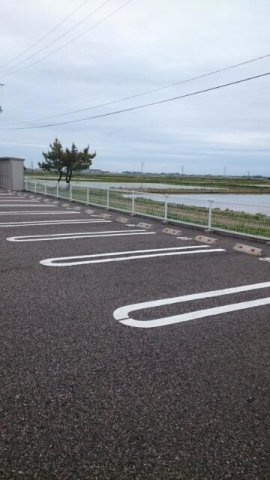 モデルノ　ドマーニⅣの駐車場