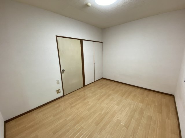 長岡市中沢２丁目のアパートの洋室