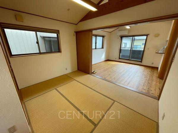 前橋市六供町中古一戸建ての和室|和室はLDKと続き間で開放感があります。
引き戸で仕切れますので状況に合わせた使い方ができます。