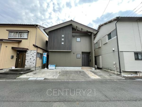 前橋市六供町中古一戸建ての前面道路含む現地写真|並列駐車可能な駐車場