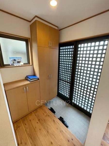 前橋市六供町中古一戸建ての玄関|シューズボックス付きの玄関です。