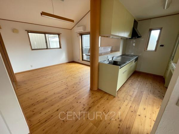 前橋市六供町中古一戸建ての居間・リビング|陽当たりの良い明るいリビング
