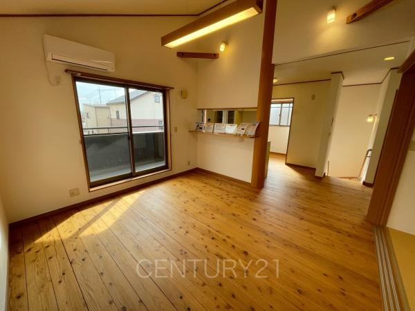 前橋市六供町中古一戸建ての居間・リビング|大きいソファーがおける広々リビング