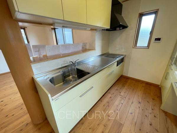前橋市六供町中古一戸建てのキッチン|リビングを見通せるキッチン