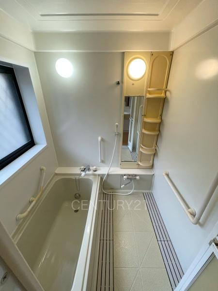 前橋市六供町中古一戸建ての浴室|ゆったりと寛げる大型バスタブ。
足を伸ばしたまま入浴可能です。