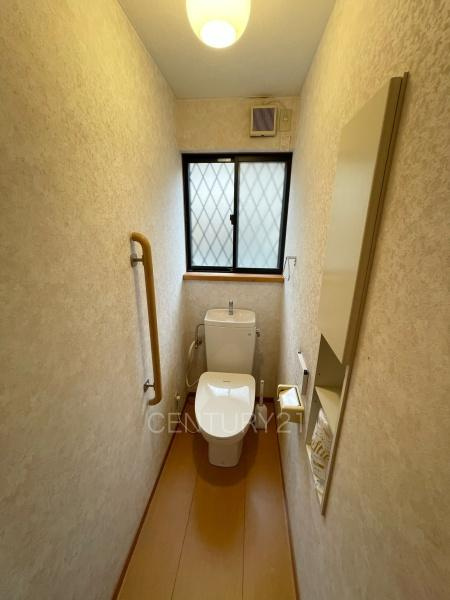 前橋市六供町中古一戸建てのトイレ|１階トレイです。
温水シャワー洗浄機能付きです。
手摺り付きです。
