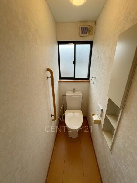 前橋市六供町中古一戸建てのトイレ|２階トイレです。
温水シャワー洗浄機能付き。
手摺り付きです。