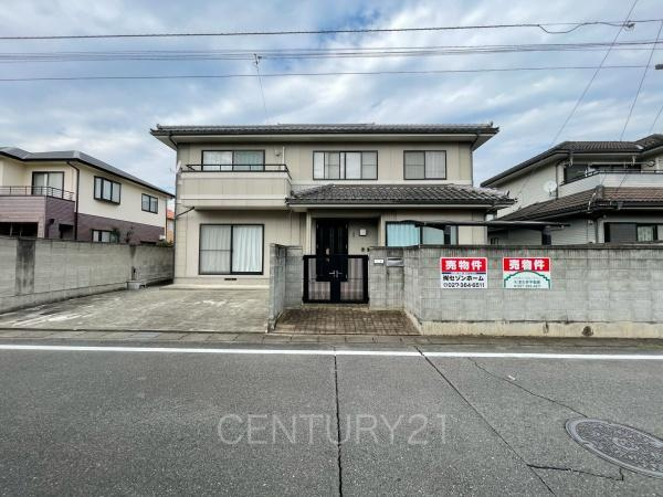 前橋市六供町中古一戸建ての前面道路含む現地写真|並列駐車可能な駐車場