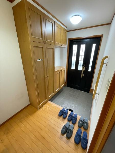 前橋市六供町中古一戸建ての玄関|シューズボックス付きの玄関です。