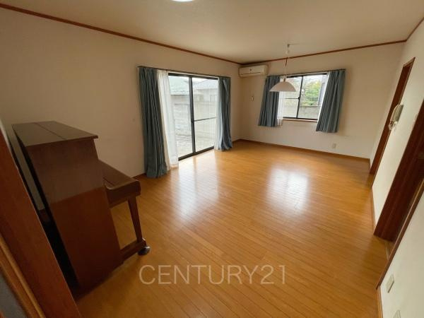 前橋市六供町中古一戸建ての居間・リビング|陽当たりの良い明るいリビング