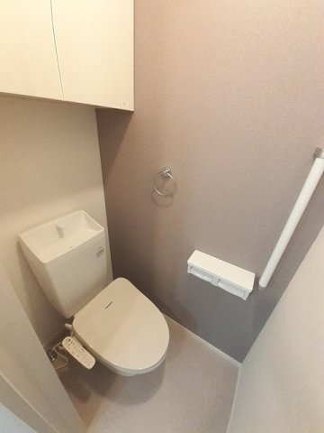 シャルム泗水５番館　Ｂのトイレ|落ち着いた色調のトイレです