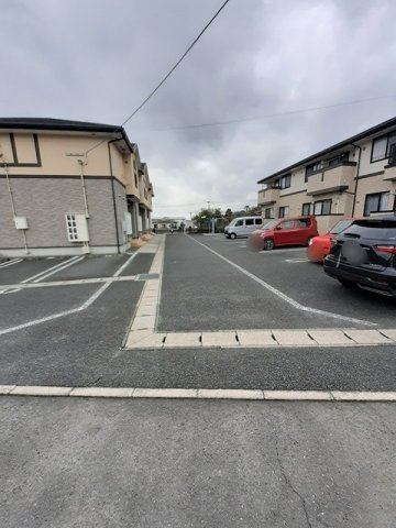 グリーンハイツＩＫＥＤＡ・Ｂの駐車場|車をお持ちの方に嬉しい駐車場付きの物件です