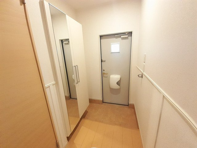 パークサイド東新町Ａの玄関|収納もある玄関です