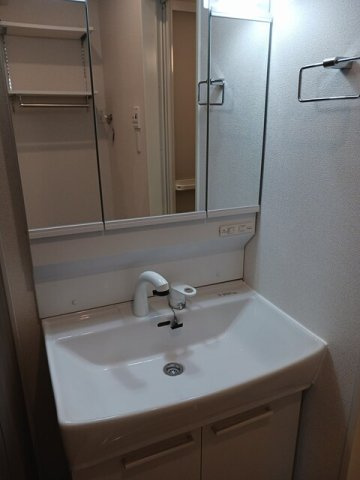 ロジュマン湖北台の洗面所|明るい洗面所です
