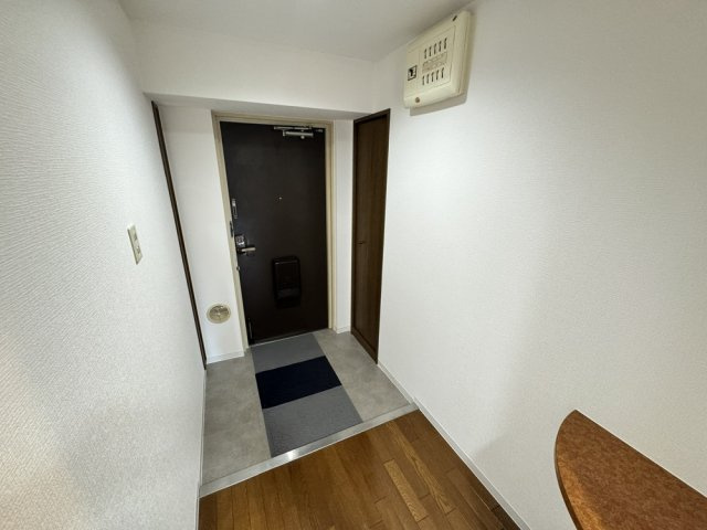 フローラ青山の玄関