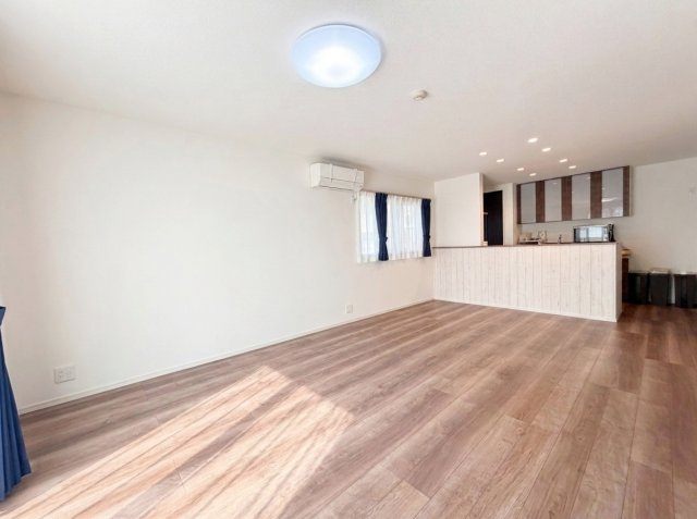 【居間・リビング】 | 深谷市栄町　中古戸建 | ※AIにより家具等を削除した画像を使用しています。実際の室内状況は現地にてご確認ください。