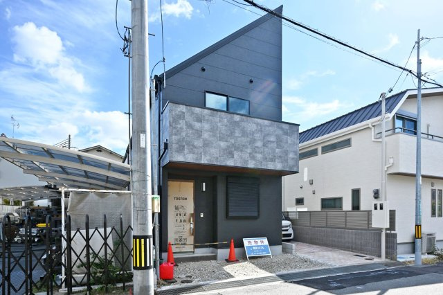 西宮市小曽根町4丁目新築一戸建て│3LDK+駐車1台可の外観|落ち着いた住宅街に、新築3LDKが誕生致しました。小中学校やスーパーも身近にそろい、子育て世帯にも暮らしやすい住環境です。