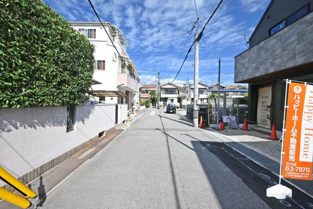 西宮市小曽根町4丁目新築一戸建て│3LDK+駐車1台可の前面道路含む現地写真|前面道路は西側に約6ｍ幅です。
