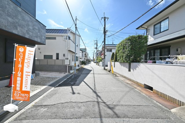 西宮市小曽根町4丁目新築一戸建て│3LDK+駐車1台可の前面道路含む現地写真|前面道路は西側に約6ｍ幅です。