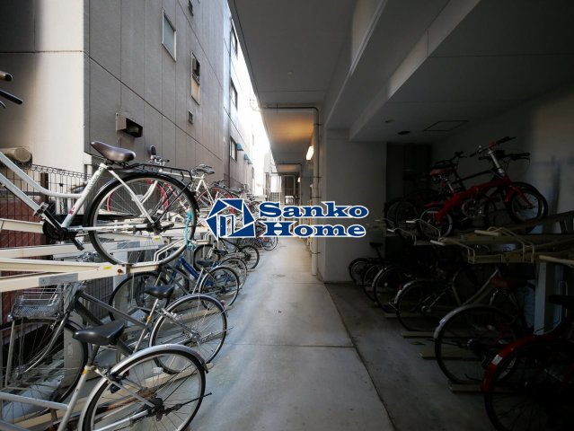 レジディア上野御徒町の駐車場