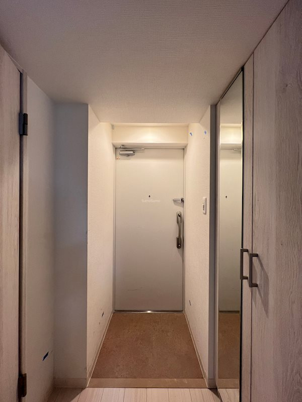 フォーリアライズ本町レクスの玄関