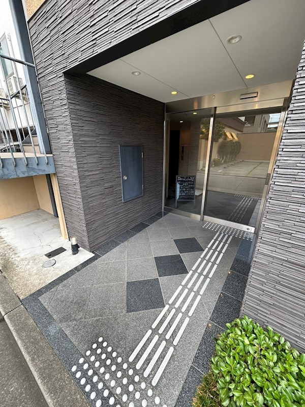 西宮北口ビルくすの木のエントランス