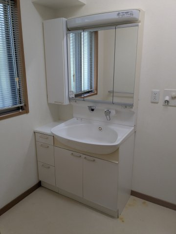 中古戸建　秋間みのりが丘の独立洗面台|収納たっぷりの独立洗面台です。