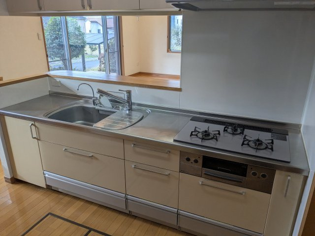 中古戸建　秋間みのりが丘のキッチン|吊戸棚や調理スペースも十分確保したシステムキッチンです。リビングとの会話も弾みます。