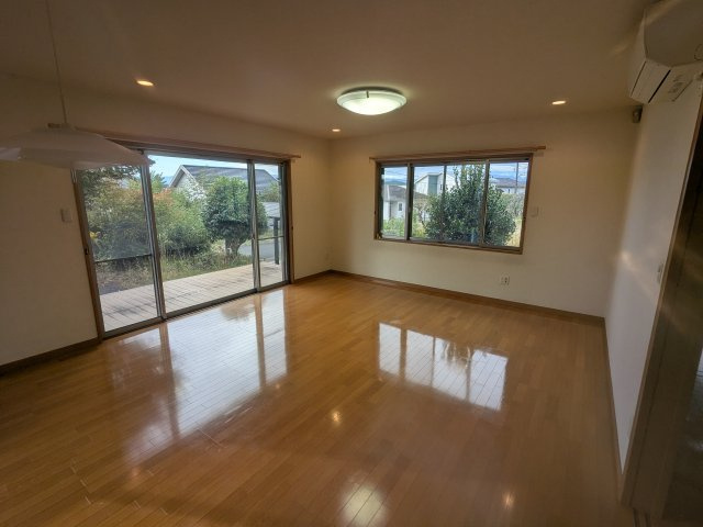 中古戸建　秋間みのりが丘の居間・リビング|開口部を大きくとったLDKは、室内にいながら外の自然をたっぷりと感じられる作りです。