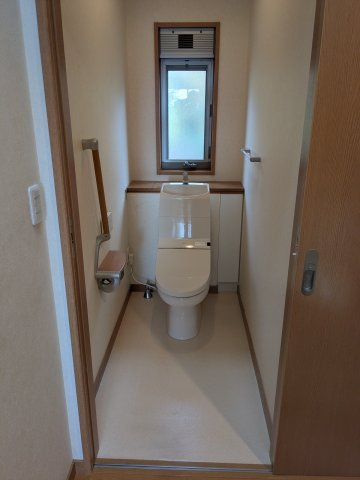 中古戸建　秋間みのりが丘のトイレ|便座の奥側にカウンターを設置して、見た目すっきりとした省スペースなトイレです。