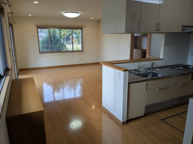 中古戸建　秋間みのりが丘の居間・リビング|キッチンカウンターを設置することで、散らかりがちなシンク周りの目隠しができます。