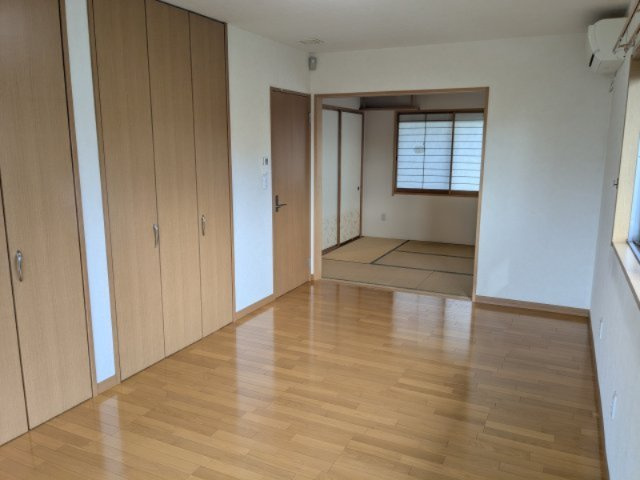 中古戸建　秋間みのりが丘の洋室|キッチンから洋室、和室へとつながる間取りです。個室として、また仕切らずに開放的にも使えます。