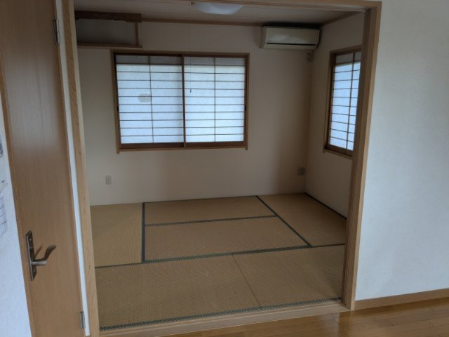 中古戸建　秋間みのりが丘の和室|神棚スペースや障子のある和室です。