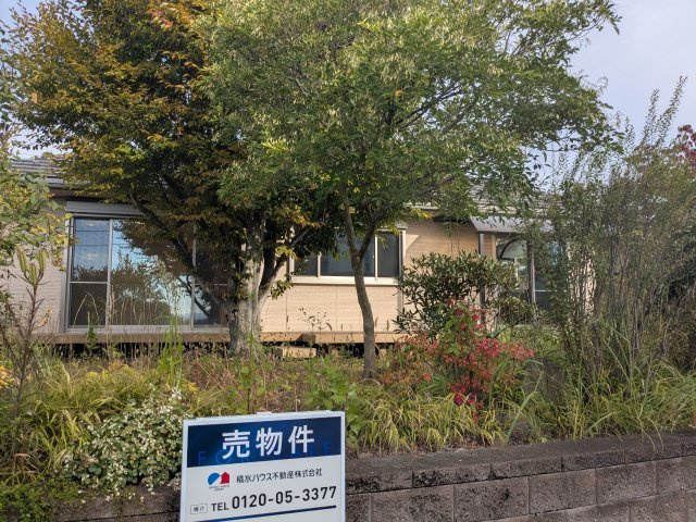 中古戸建　秋間みのりが丘の庭|四季の移ろいを感じられるお庭。ガーデニングを楽しみたくなる閑静な住宅街です。