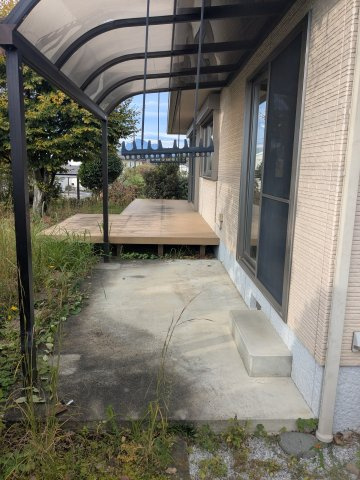 中古戸建　秋間みのりが丘の設備|洗濯物は外干し派の方も嬉しい、屋根付きのランドリースペースがあります。